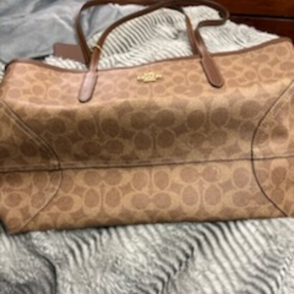 Coach City Tote Bag In Signature Canvas - Picture 4 of 5